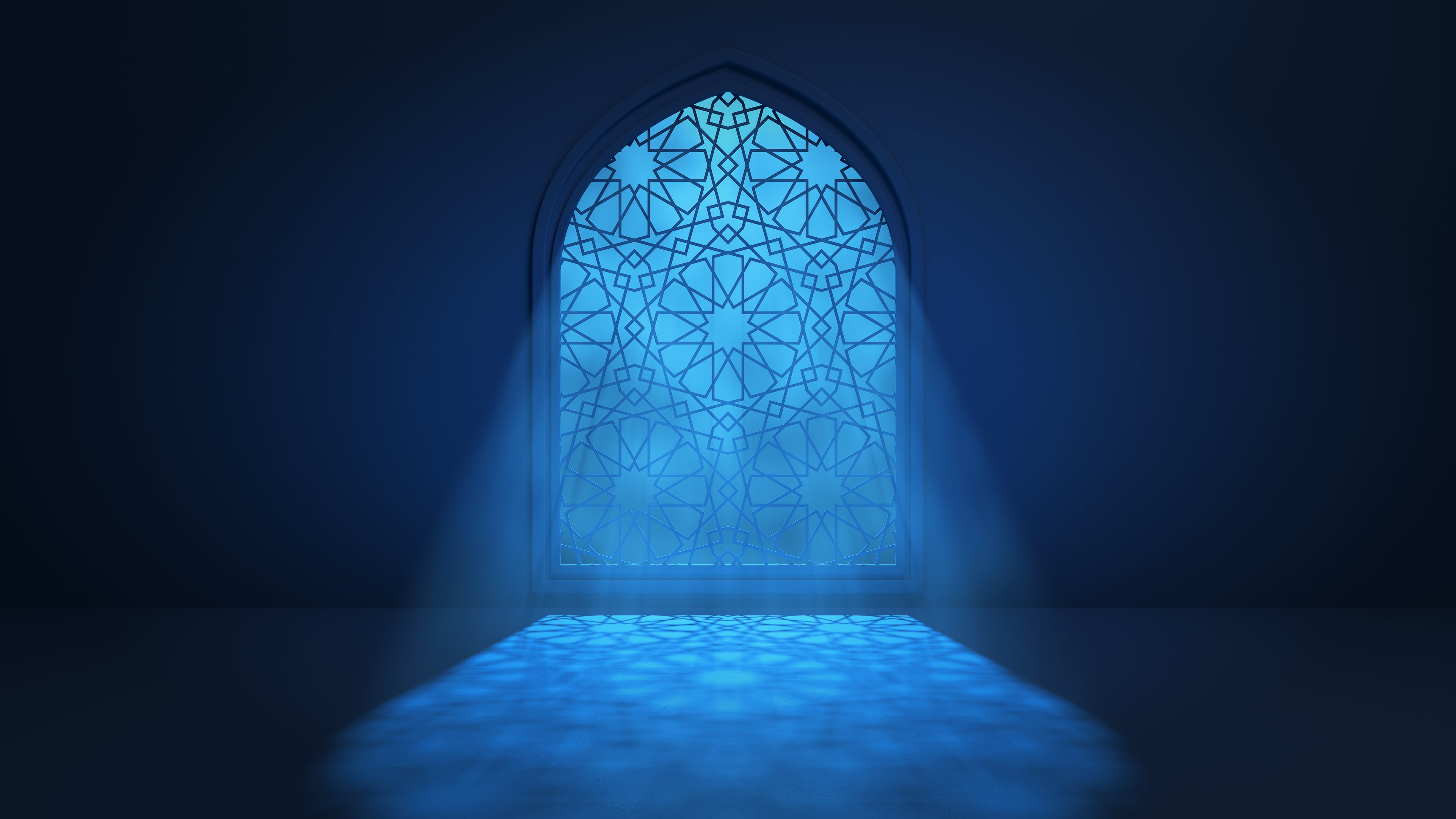 ضوء القمر يتسلل عبر نوافذ المسجد
